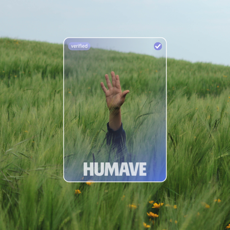 Auszeichnung HUMAVE Label für menschliche Arbeit Glückliche Frau mit dem HUMAVE Label für menschliche Arbeit in der Hand