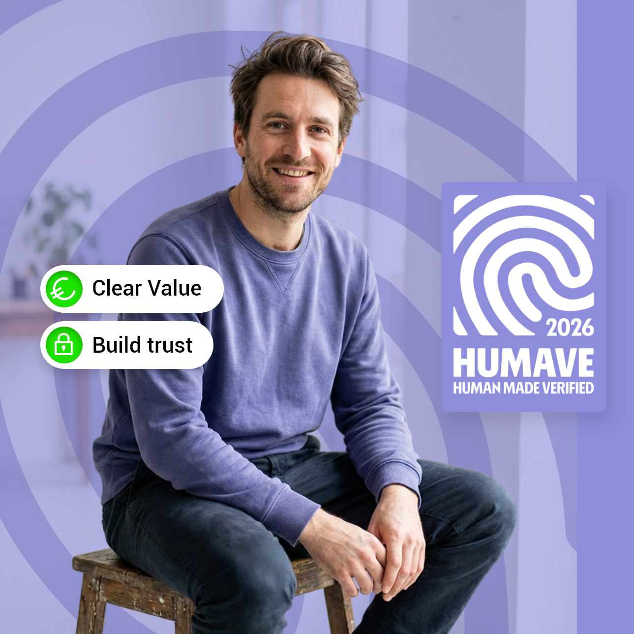 Konkrete Veränderungen durch HUMAVE Lächelnder Mann in blauer Kleidung sitzt auf einem Stuhl vor einem modernen Hintergrund. Zeigt auf was sich durch HUMAVE verbessert.