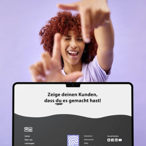 HUMAVE menschliche Arbeit Lächelnde Frau sitzt vor einem Laptop mit einem Grafikdesign.