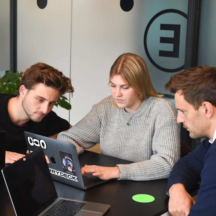 Ein Bild von einem Team, die zusammen arbeiten.