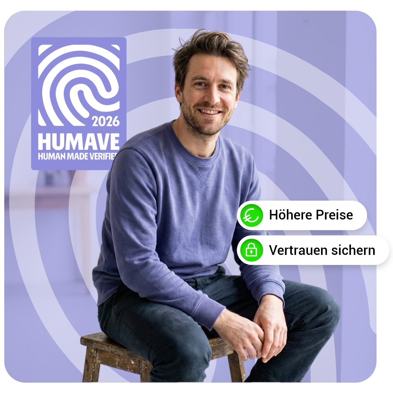 Lächelnder Mann in blauer Kleidung sitzt auf einem Stuhl vor einem modernen Hintergrund. Zeigt auf was sich durch HUMAVE verbessert.