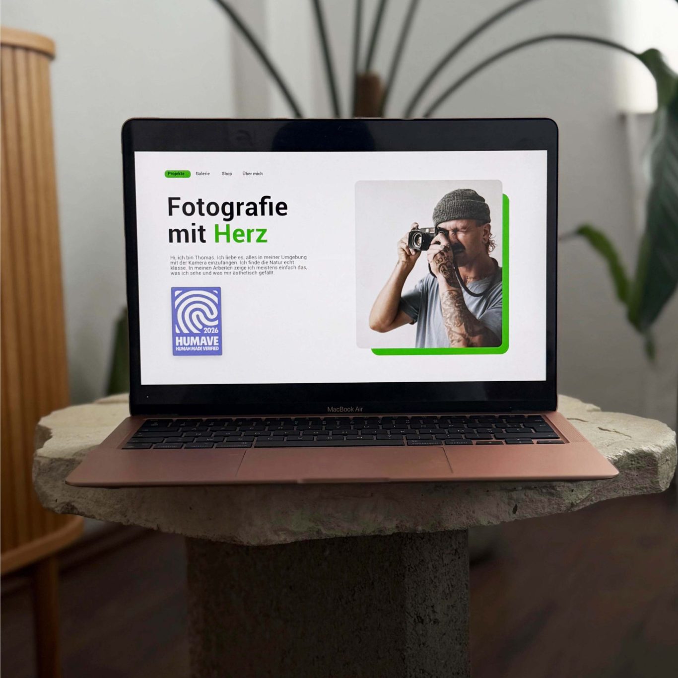 Beispielhafte Einbindung des HUMAVE Siegels auf einer Webseite zur Kennzeichnung menschlicher Inhalte.