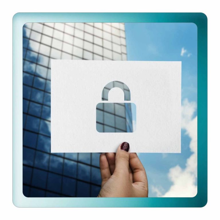 Eine Hand hält ein Blatt Papier mit einem Schloss-Symbol vor einem modernen Gebäude.