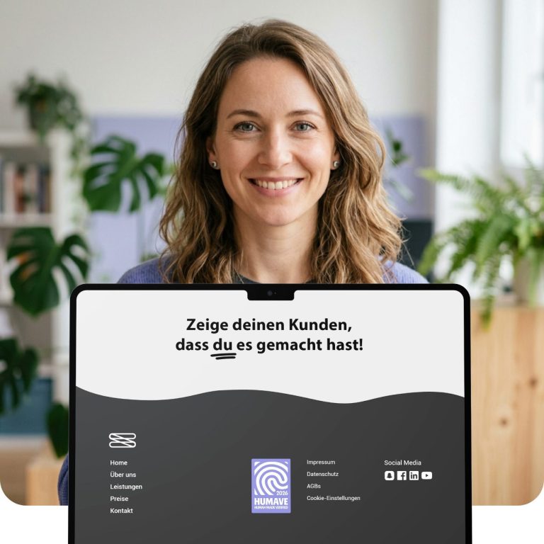 Lächelnde Frau sitzt vor einem Laptop mit Website-Inhalt.