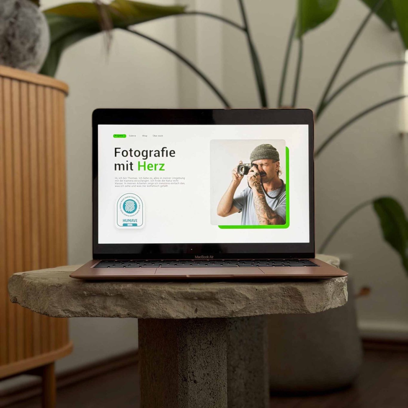 Eine Webseite mit mit dem HUMAVE Siegel auf der Landingpage. Als zeichen persönlich erstellte Arbeit ohne künstliche Intelligenz. 